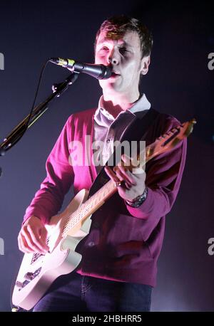 Sam Preston du quatuor indé-pop de Brighton l'ordinaire Boys se produit sur scène dans le cadre du Shockwaves NME Awards Show à l'Astoria de Londres. Banque D'Images