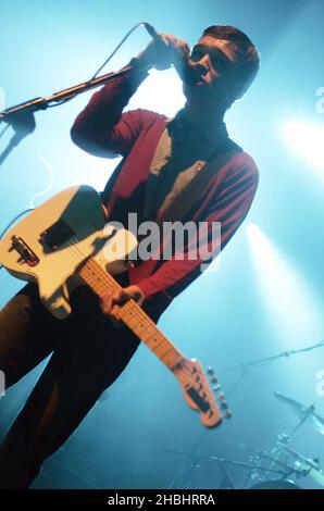 Sam Preston du quatuor indé-pop de Brighton l'ordinaire Boys se produit sur scène dans le cadre du Shockwaves NME Awards Show à l'Astoria de Londres. Banque D'Images