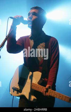 Sam Preston du quatuor indé-pop de Brighton l'ordinaire Boys se produit sur scène dans le cadre du Shockwaves NME Awards Show à l'Astoria de Londres. Banque D'Images