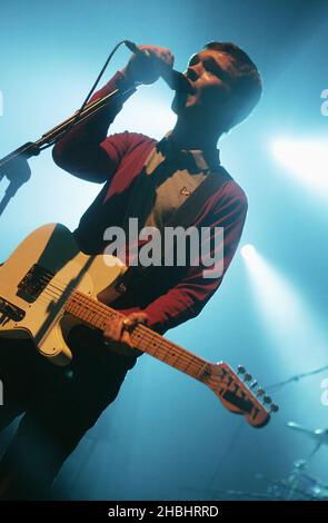 Sam Preston du quatuor indé-pop de Brighton l'ordinaire Boys se produit sur scène dans le cadre du Shockwaves NME Awards Show à l'Astoria de Londres. Banque D'Images