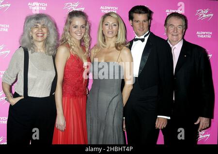 Eleanor Bergstein écrivain et producteur, Nadia Coote, Joseph Brown Dancers, Tess Daly, Kevin Jacobsen producteur. Participation à la Dirty Dancing Classic Story sur scène UK Premiere au Cafe de Paris avant le spectacle au Aldwych Theatre de Londres. Banque D'Images