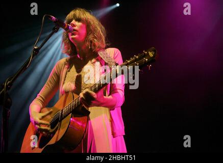 Beth Orton joue en direct sur scène en faisant la promotion de son quatrième album « Comfort of Strangers » au Shepherds Bush Empire à Londres Banque D'Images