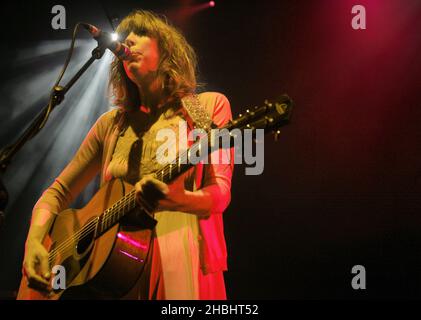 Beth Orton joue en direct sur scène en faisant la promotion de son quatrième album « Comfort of Strangers » au Shepherds Bush Empire à Londres Banque D'Images