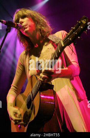 Beth Orton joue en direct sur scène en faisant la promotion de son quatrième album « Comfort of Strangers » au Shepherds Bush Empire à Londres Banque D'Images