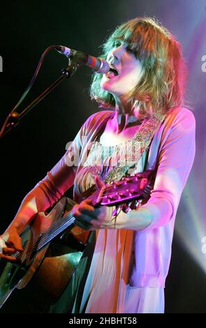 Beth Orton joue en direct sur scène en faisant la promotion de son quatrième album « Comfort of Strangers » au Shepherds Bush Empire à Londres Banque D'Images