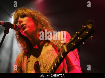 Beth Orton joue en direct sur scène en faisant la promotion de son quatrième album « Comfort of Strangers » au Shepherds Bush Empire à Londres Banque D'Images