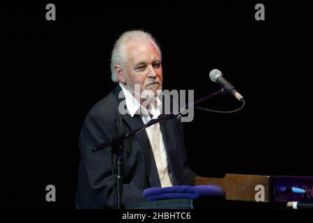 Gary Brooker, de Moody Blues, joue du piano avec Eric Clapton en direct sur scène au Teenage cancer Trust concert au Royal Albert Hall de Londres. En direct. Demi-longueur. Banque D'Images