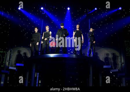 Westlife se produire en direct à la London Arena. Longueur totale. Banque D'Images