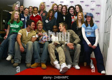 Bleu donner à 50 fans l'occasion de faire la star dans une séance photo Cosmopolitan. Les fans sont venus à National Magazine dans le centre de Londres. Photo de groupe. Banque D'Images