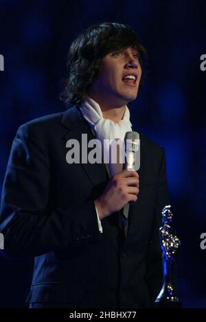 Vernon Kay photographié aux Brit Awards 2003 à Londres. 3/4 Banque D'Images
