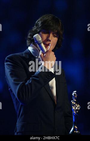 Vernon Kay photographié aux Brit Awards 2003 à Londres. 3/4 Banque D'Images