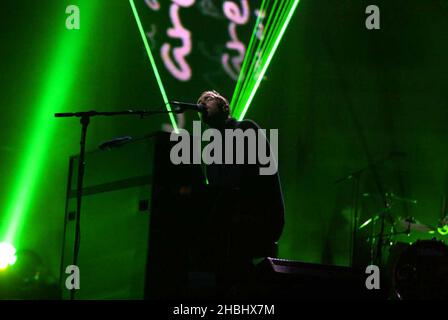 Coldplay se joue en direct sur scène aux répétitions des Brit Awards 2003 à Londres. Piano pleine longueur. Banque D'Images