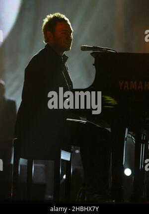 David Gray a photographié des spectacles en direct sur scène aux répétitions de Brits 2003 à Londres. Piano pleine longueur. Banque D'Images