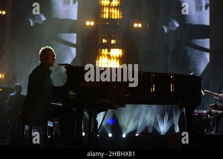 David Gray a photographié des spectacles en direct sur scène aux répétitions de Brits 2003 à Londres. Piano pleine longueur. Banque D'Images