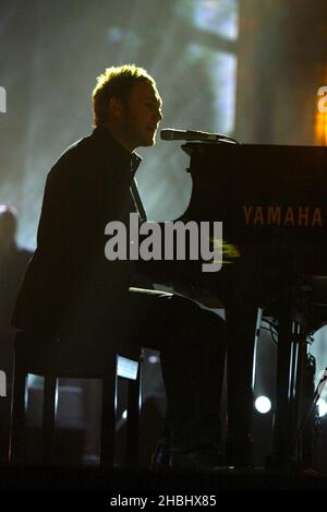 David Gray a photographié des spectacles en direct sur scène aux répétitions de Brits 2003 à Londres. Piano pleine longueur. Banque D'Images