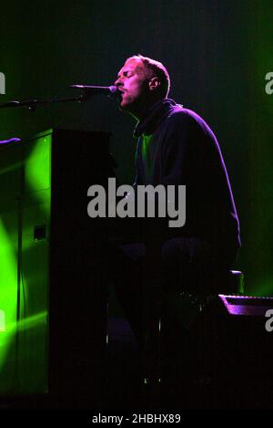 Coldplay se joue en direct sur scène aux répétitions des Brit Awards 2003 à Londres. Longueur totale. Banque D'Images