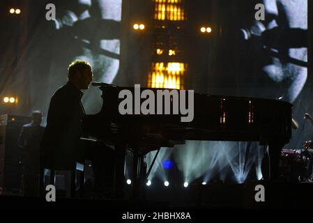 David Gray a photographié des spectacles en direct sur scène aux répétitions de Brits 2003 à Londres. Piano pleine longueur. Banque D'Images