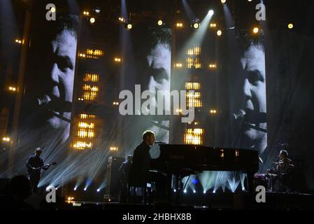 David Gray a photographié des spectacles en direct sur scène aux répétitions de Brits 2003 à Londres. Piano pleine longueur. Banque D'Images