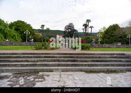 Vue sur un parc avec un bâtiment en arrière-plan Banque D'Images