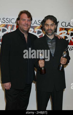 Andrea Bocelli chanteuse d'opéra avec Bryn Terfel Welsh Bass baryton aux Classical Brit Awards au Royal Albert Hall de Londres. Demi-longueur. Banque D'Images