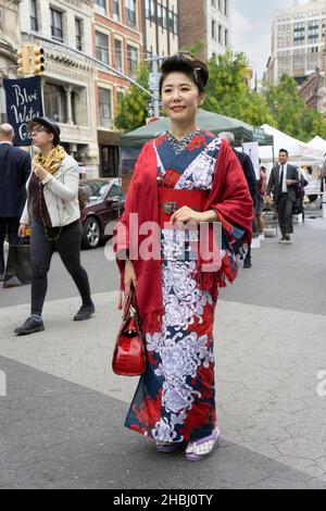 Un touriste japonais dans un magnifique kimono pose pour une photo dans Union Square Park à Manhattan. Banque D'Images