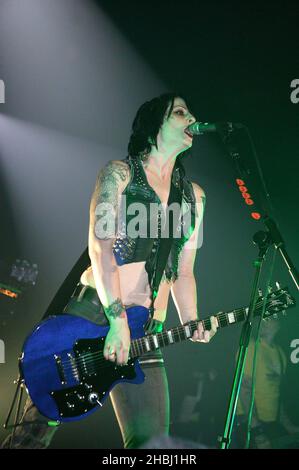 Brody Dalle, de The Distillers, se présente sur scène à la Carling Brixton Academy de Londres. Le concert fait partie d'une série de performances avant les NME Awards. Banque D'Images