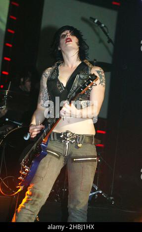 Brody Dalle, de The Distillers, se présente sur scène à la Carling Brixton Academy de Londres. Le concert fait partie d'une série de performances avant les NME Awards. Banque D'Images