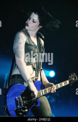 Brody Dalle, de The Distillers, se présente sur scène à la Carling Brixton Academy de Londres. Le concert fait partie d'une série de performances avant les NME Awards. Banque D'Images