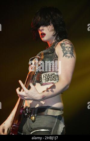 Brody Dalle, de The Distillers, se présente sur scène à la Carling Brixton Academy de Londres. Le concert fait partie d'une série de performances avant les NME Awards. Banque D'Images