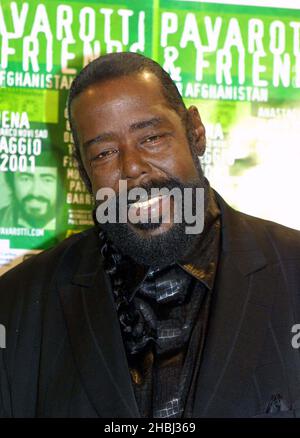 Barry White a posé dehors pendant les répétitions au Pavorotti et amis concert à Modène Italie 2001 Banque D'Images