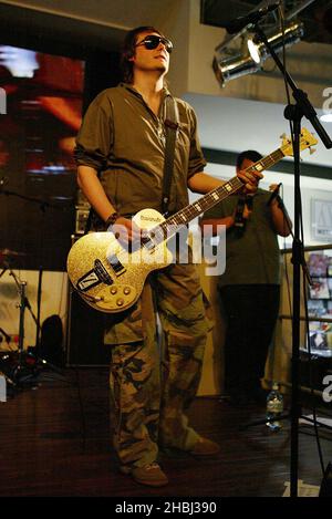 Manic Street Preachers en direct de la bassiste Nicky sur scène lors de la signature de leur nouvel album 'Lipstick tracess' à HMV Oxford Street Londres. Banque D'Images