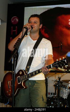 Manic Street Preachers prise de vue en direct de James Dean Bradfield, chanteur et guitariste, qui joue sur scène lors de la signature de son nouvel album 'Lipstick tracess' à HMV Oxford Street Londres. Banque D'Images