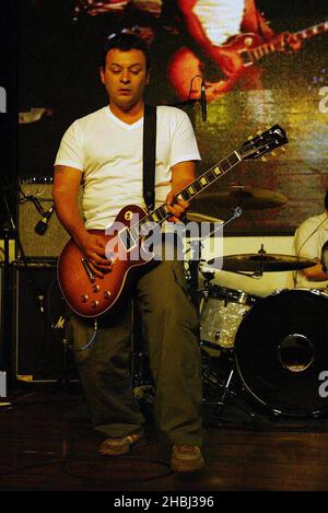 Manic Street Preachers prise de vue en direct de James Dean Bradfield, chanteur et guitariste, qui joue sur scène lors de la signature de son nouvel album 'Lipstick tracess' à HMV Oxford Street Londres. Banque D'Images