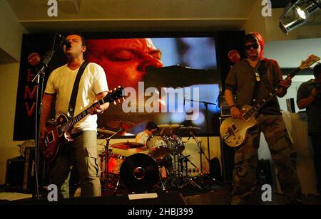 Manic Street Preachers en direct de Nicky Wire, James Dean Bradfield et Sean Moore en scène lors de la signature de leur nouvel album 'Lipstick tracess' à HMV Oxford Street Londres. Banque D'Images