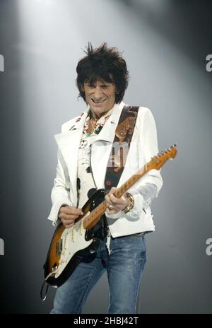 Le « Rolling Stones'Ronnie Wood se produit en direct sur scène lors de leur Licks Tour au Wembley Arena de Londres le 29 août 2003 à Londres. Banque D'Images