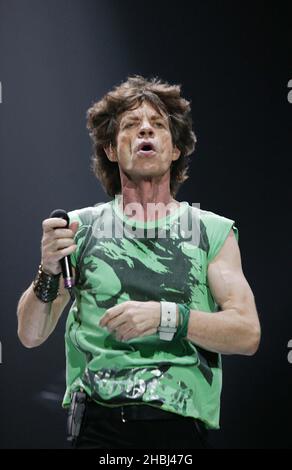 Des Rolling Stones se déroulant sur scène au Wembley Arena de Londres. Banque D'Images