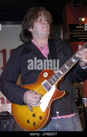 Mick Taylor jouant au 100 Club de Londres. Banque D'Images