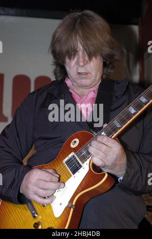 Mick Taylor jouant au 100 Club de Londres. Banque D'Images