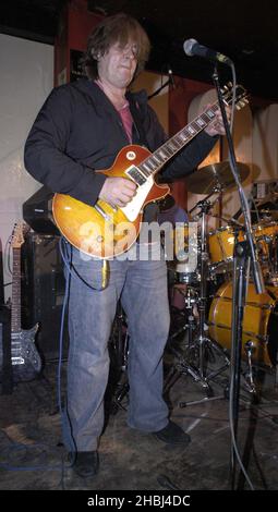 Mick Taylor jouant au 100 Club de Londres. Banque D'Images