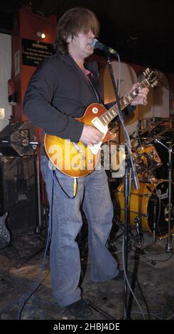 Mick Taylor jouant au 100 Club de Londres. Banque D'Images