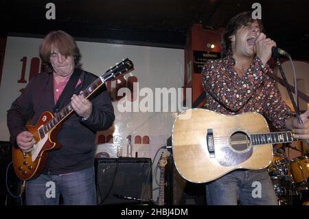 Mick Taylor jouant au 100 Club de Londres. Banque D'Images