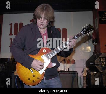 Mick Taylor jouant au 100 Club de Londres. Banque D'Images