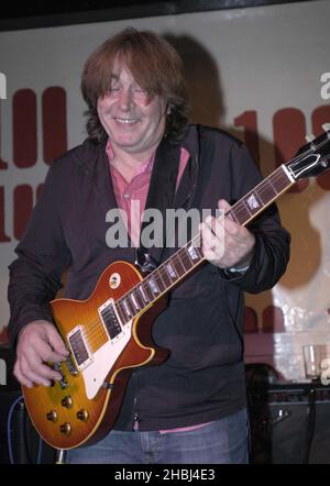 Mick Taylor jouant au 100 Club de Londres. Banque D'Images