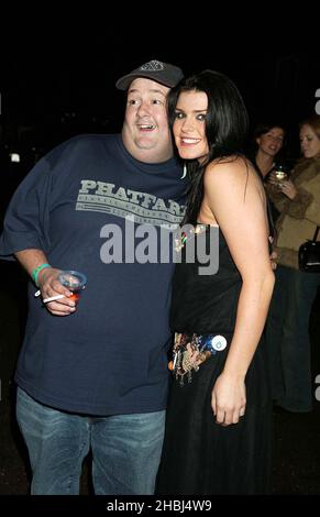 Johnny Vegas avec Carolynne Good, gagnant de la finale de la Fame Academy, à l'Academy de Highgate North London. Banque D'Images