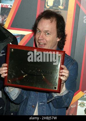 Appel photo de l'ACDC lors de la conférence de presse au Hammersmith Apollo. Angus Deaton avec prix Banque D'Images