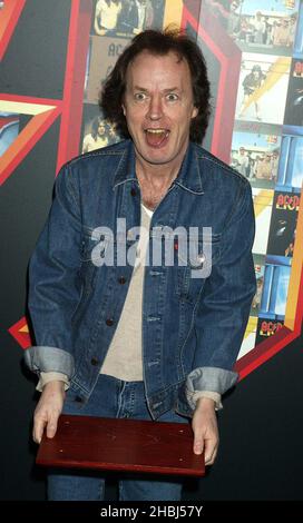 Appel photo de l'ACDC lors de la conférence de presse au Hammersmith Apollo. Angus Deaton avec prix Banque D'Images