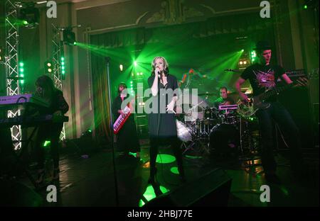 Goldfrapp se présentant en direct sur scène aux arrivées des nominations pour le Brit Award au Sheraton Park Lane Hotel de Piccadilly, Londres. *** Légende locale *** Goldfrapp Banque D'Images