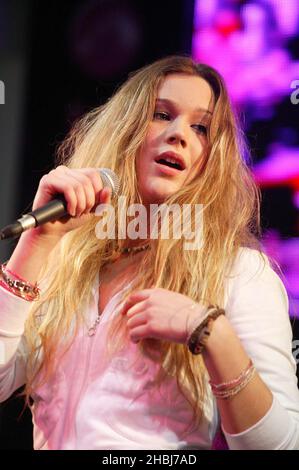 Joss, une chanteuse pop soul-aved de Stones16 ans, se présente en magasin pour signer des copies des titres de son premier single aujourd'hui, « Fell in Love with A Boy » à HMV Oxford Street à Londres. Banque D'Images