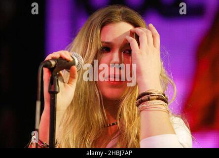 Joss, une chanteuse pop soul-aved de Stones16 ans, se présente en magasin pour signer des copies des titres de son premier single aujourd'hui, « Fell in Love with A Boy » à HMV Oxford Street à Londres. Banque D'Images