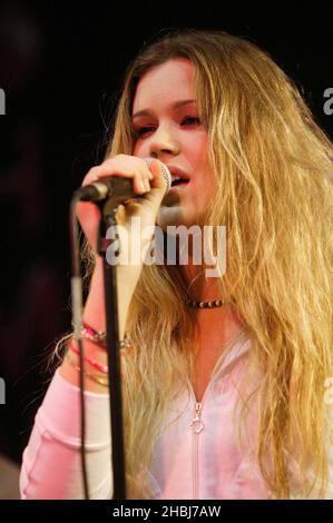 Joss, une chanteuse pop soul-aved de Stones16 ans, se présente en magasin pour signer des copies des titres de son premier single aujourd'hui, « Fell in Love with A Boy » à HMV Oxford Street à Londres. Banque D'Images